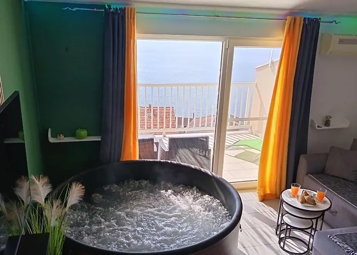 Sutalo With Hot Tub 아파트