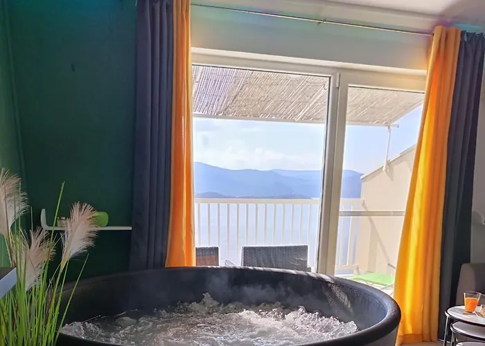 아파트 Sutalo With Hot Tub